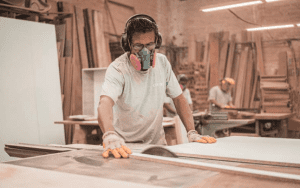 hombre trabaja carpintería