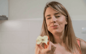 masticar con la boca cerrada